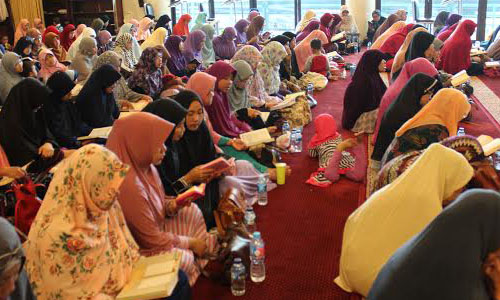 Para peserta sedang khusu' tilawah Al quran. Foto: TangselMedia