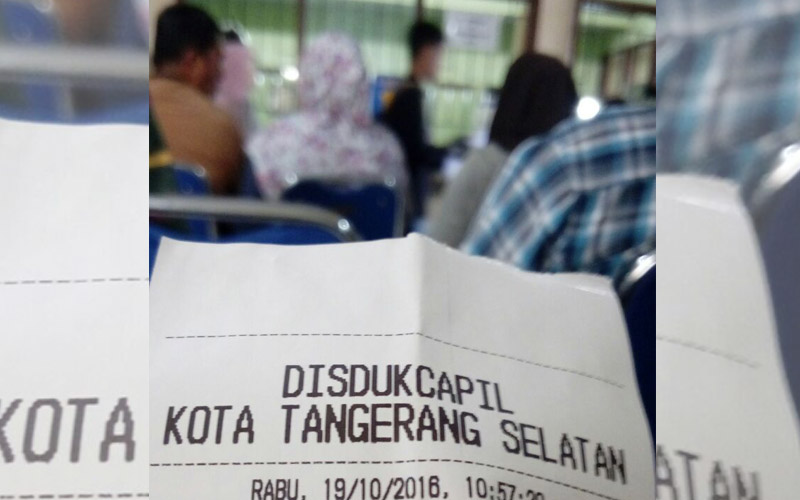 Antrian tiket di Disdukcapil Tangsel. Foto: TangselMedia