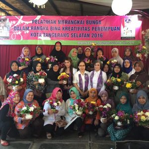 50 Orang Binaan P2WKSS Mengikuti Pelatihan Merangkai Bunga