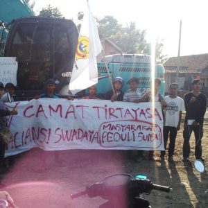 Warga Tirtayasa Serang Banten Unjuk Rasa di Halaman Kecamatan