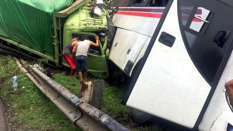 Kecelakaan Bus-Truk di Tol Cikampek Menelan 17 Korban, Korban Dirawat di RS Rosela