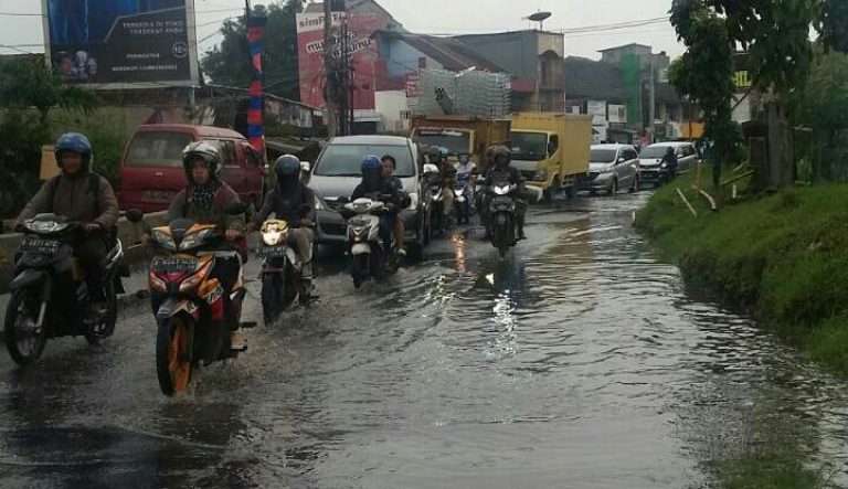 Hujan Deras Hasilkan Banjir di Jalan Siliwangi - Tangsel Media | Portal