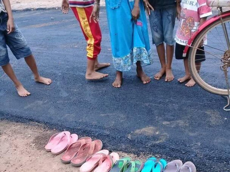 Foto Anak-anak Lepas Sandal dan Main di Jalan Aspal Baru Menjadi Viral