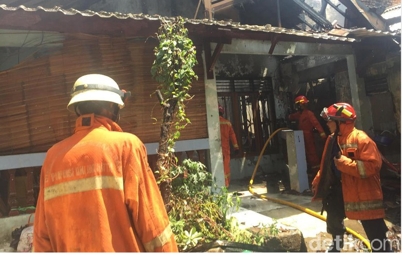 4 Rumah dan 1 Warung di Pulogadung Terbakar Akibat Korsleting Listrik