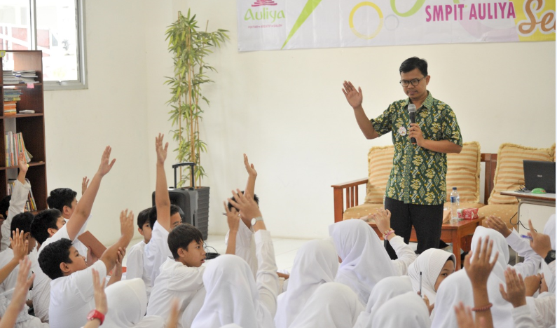 SMPIT Auliya Adakan Seminar Media Sehat Untuk Edukasi Pemakaian Internet Yang Baik Bagi Siswa