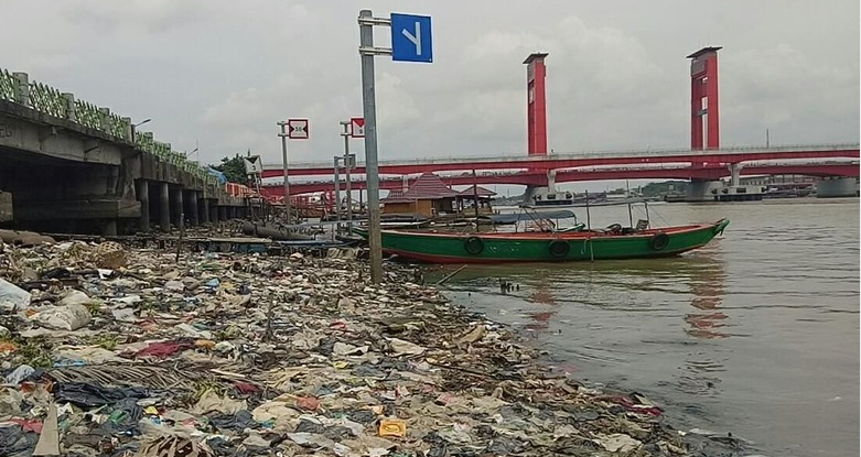 Buang Sampah Sembarangan di Bawah Jembatan Ampera Denda Rp 50 Juta, Tidak Efektif
