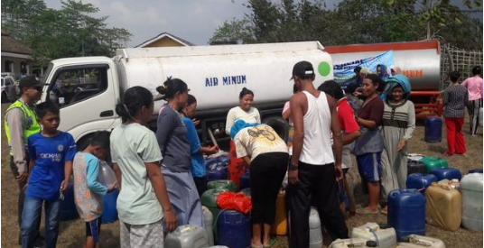 Kekeringan di 3 Kampung Daerah Bekasi, Polisi Kirim 7 Truk Tangki Air 
