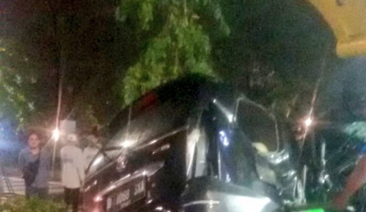 Kecelakaan Tunggal Menimpa Minibus di Depan TVRI Senayan