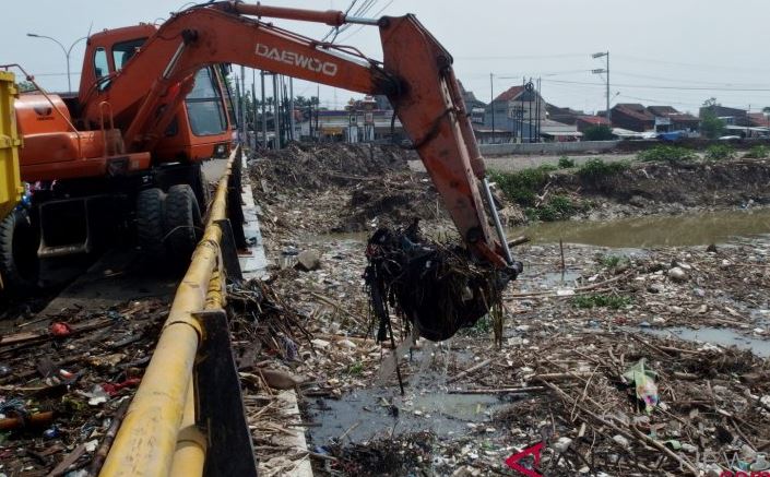 Dinas Pekerjaan Umum Semarang Mengevaluasi Penumpukan Sampah Yang Menyambut Aliran BKT