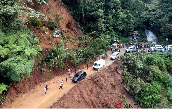 Tiga Mobil Terseret Longsor Di Sitinjau Lauik, Padang Sumatera Barat