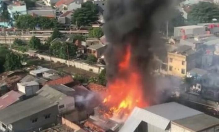Puluhan Mobil Pemadam Kebakaran Menangani Kebakaran Di Jakarta Pusat