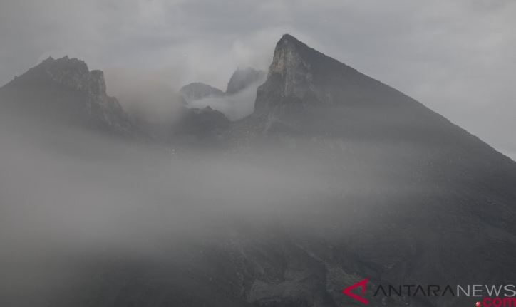 Gunung Merapi Pagi Hari Ini Diselimuti Kabut