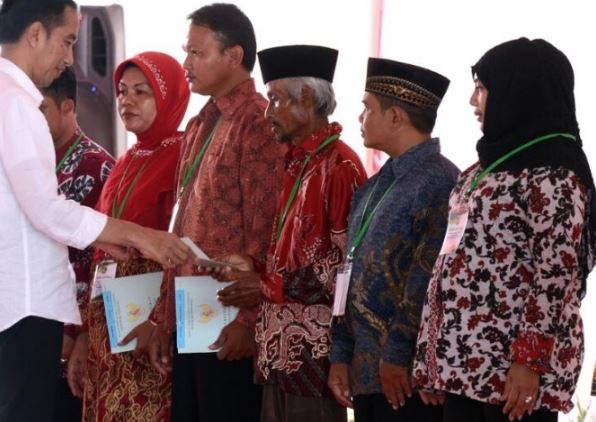 Bagi Bagi Sertifikat Jokowi di Tangsel, Netizen Sebut Kampanye? 