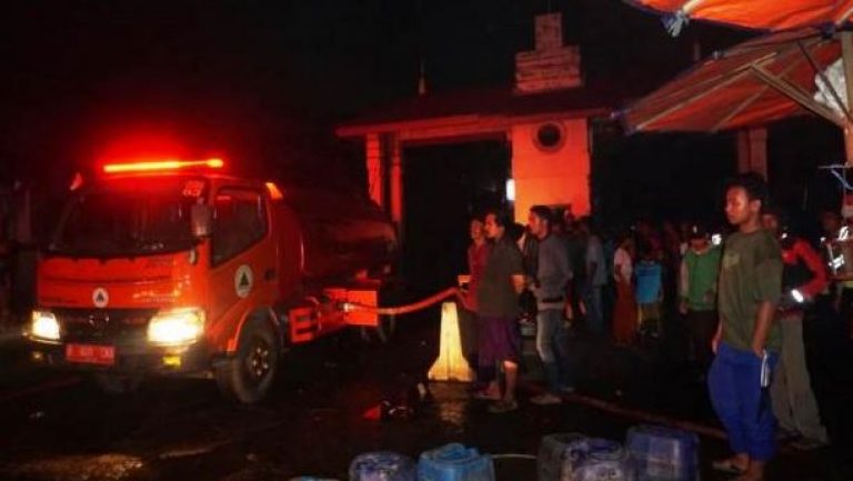 85 Petugas Berhasil Menjinakan Kebakaran Luar Biasa Di Pasar Anyar