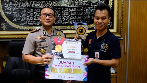 Kapolresta Tangerang Menyerahkan Hadiah Kepada Enam Orang Pemenang Lomba Literasi Digital