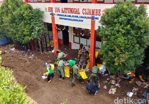 Siswa SD Ajitunggal Diliburkan Karena Bangunan Rusak Diterjang Banjir