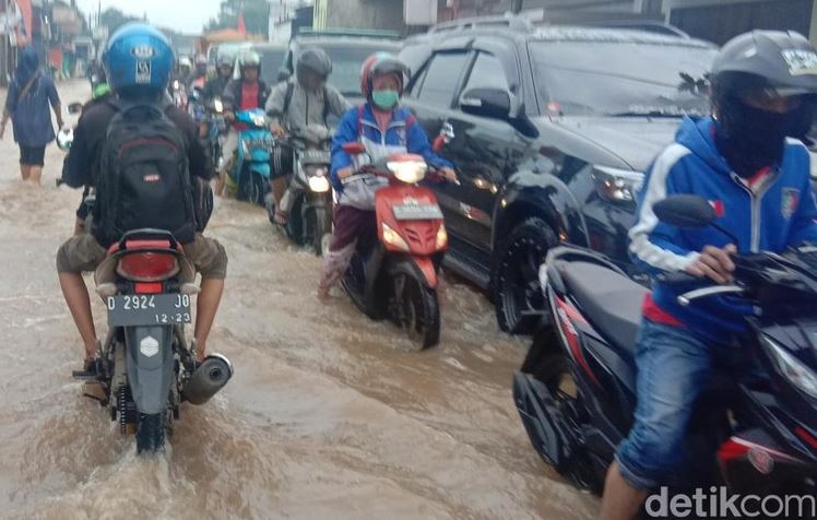 Akibat Banjir, Jalan Raya Bojongsoang-Baleendah Macet Parah