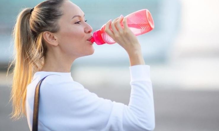 10 Manfaat Minum Air Putih Untuk Kesehatan Tubuh Manusia