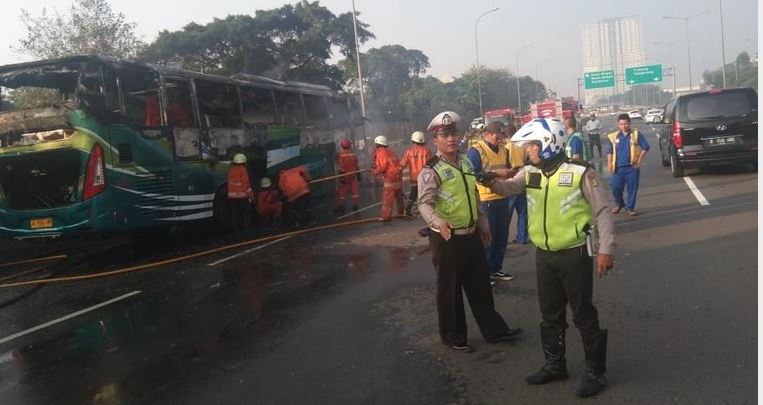 Bus Terbakar Di Ruas Tol JLB Arah Cengkareng Dikarenakan Pecah Ban