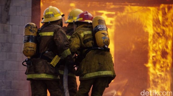 Kebakaran Kerena Korsleting Listrik Lantai 3 Menghanguskan Setengah Isi Rumah Dan Satu Motor Di Pondok Pinang