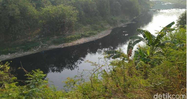 Warga Keluhkan Sungai Cileungsi Bogor Hitam Dan Berbau Busuk