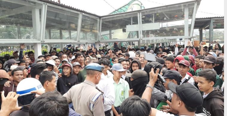 Para Pelajar Dari Berbagai Sekolah Yang Hendak Menggelar Demonstrasi Di Jakarta Tertahan Di Stasion Bogor