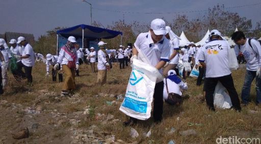 Indonesia- Korea Gelar Aksi Sapu Bersih Pantai Untuk Selamatkan Laut