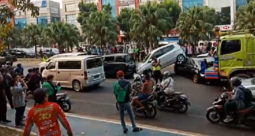 Tabrakan Beruntun Dump Truck Dan 4 Mobil Pribadi Di Tangerang Selatan