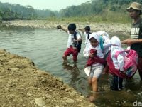 Pelajar Sukabumi Nekat Terobos Sungai, Demi Bersekolah