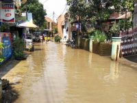 Warga Mengungsi Akibat Banjir di Kabupaten Bandung