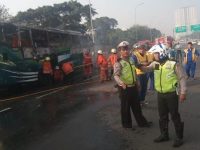 Bus Terbakar Di Ruas Tol JLB Arah Cengkareng Dikarenakan Pecah Ban