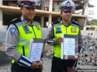 Dua Polisi Yang Sabar Mengadapi Pemotor Yang RUsak Kendaraan Sendiri Diberi Penghargaan