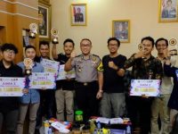 Kapolresta Tangerang Menyerahkan Hadiah Kepada Enam Orang Pemenang Lomba Literasi Digital