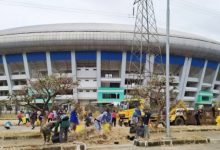 Ratusan Warga Bandung Gotong Royong Membersihkan Stadion GBLA Yang Terbengkalai