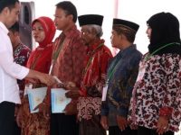 Bagi Bagi Sertifikat Jokowi di Tangsel, Netizen Sebut Kampanye?