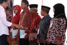 Bagi Bagi Sertifikat Jokowi di Tangsel, Netizen Sebut Kampanye?
