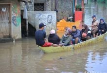 Pelajar Dan Emak-Emak Terobos Banjir Baleendah Bandung