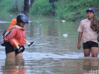 Pelajar Dan Emak-Emak Terobos Banjir Baleendah Bandung