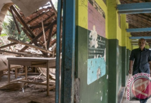 Bangunan Sekolah Ambruk Dihampas Angin Kencang di Karawang