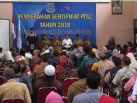Walikota Tangerang Selatan Menyerahkan Sertifikat Gratis Pada Warga Serpong Utara