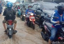Akibat Banjir, Jalan Raya Bojongsoang-Baleendah Macet Panjang