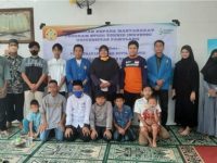 Mengajarkan Anak-Anak Yatim Piatu Binaan Yayasan Sedekah Harian Banten Tentang Pemanfaatan Limbah Botol Plastik Sebagai Kerajinan Tangan