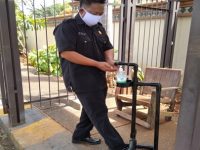 Pembuatan Handfree Sanitizer Dispenser Dari Dosen Unpam Untuk Warga Parangtritis Villa Dago, Tangerang Selatan Dari Limbah Paralon Bekas