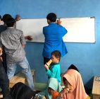 Mahasiswa Teknik Mesin Universitas Pamulang Buatkan Papan Tulis Untuk TPQ Ashiddiq Desa Suradita