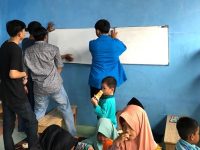 Mahasiswa Teknik Mesin Universitas Pamulang Buatkan Papan Tulis Untuk TPQ Ashiddiq Desa Suradita