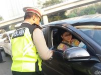 Petugas Kepolisian Mensosialisasikan Uji Coba Ganjil Genap di Tomang